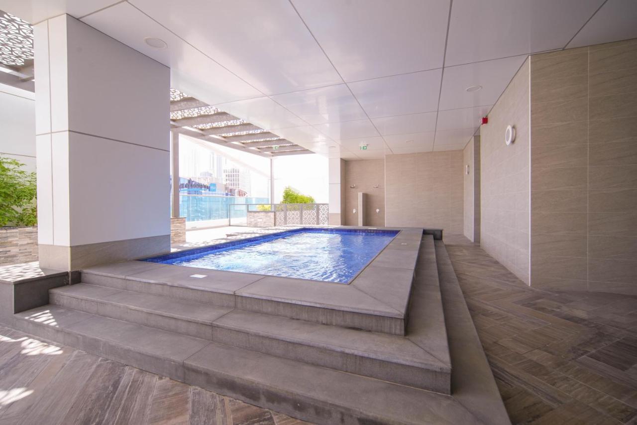Elegant 2Br View With Rooftop Pool The Bay ดูไบ ภายนอก รูปภาพ