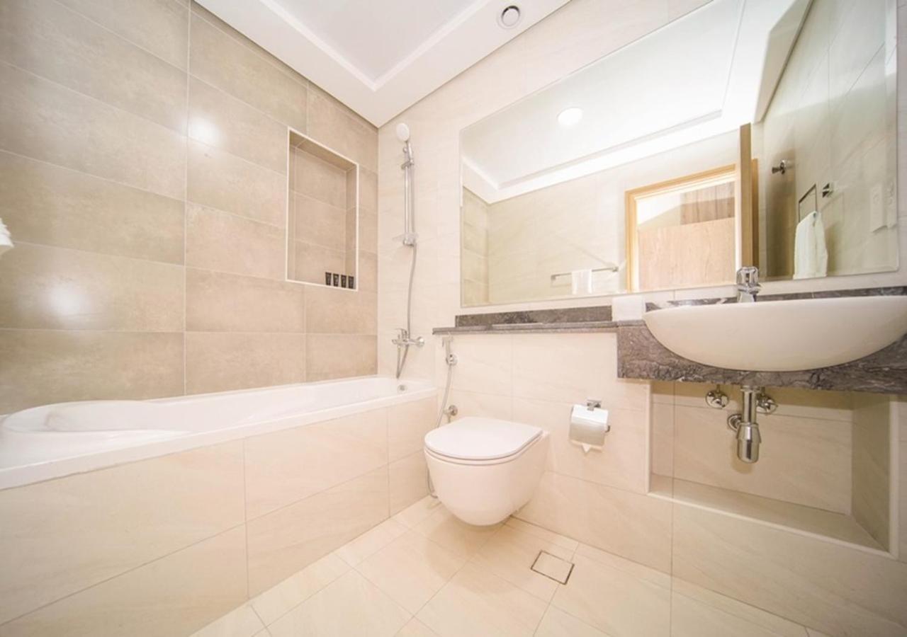 Elegant 2Br View With Rooftop Pool The Bay ดูไบ ภายนอก รูปภาพ